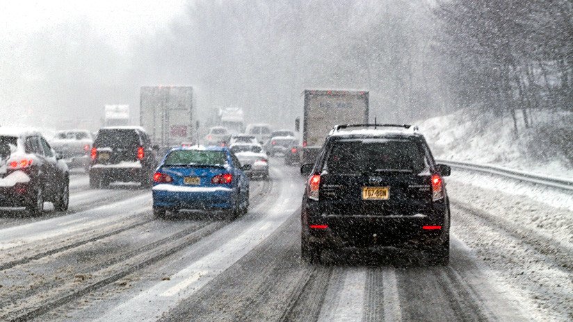 Increíble, pero todos sobrevivieron: Accidente provoca gran explosión, envolviendo en llamas a varios vehículos (VIDEO)