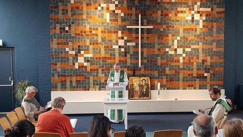 Termina en Países Bajos la misa que se prolongó 3 meses para impedir la deportación de una familia