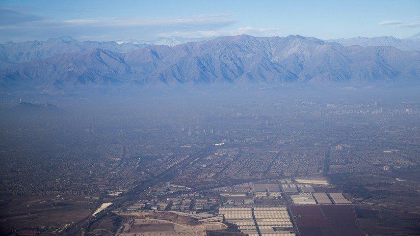 Por qué Santiago de Chile tiene una inmensa nube de contaminación (y cómo se vive debajo de ella)