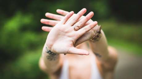 'Youtuber' colombiana denuncia brutal agresión a manos de su esposo antes de que lo hallaran muerto