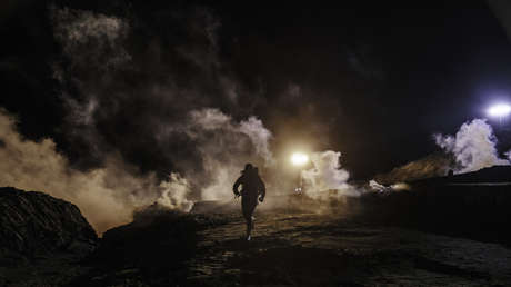 EE.UU. lanza gas lacrimógeno mientras los migrantes intentan cruzar la frontera desde México