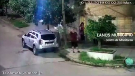 VIDEO: Un hombre con un revolver en cada mano dispara en la calle durante la noche del Año Nuevo