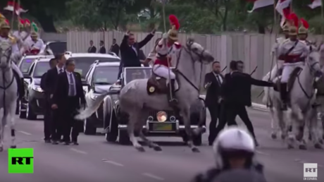 VIDEO: Un caballo 'se asusta' frente a Bolsonaro y detiene la caravana antes de su investidura
