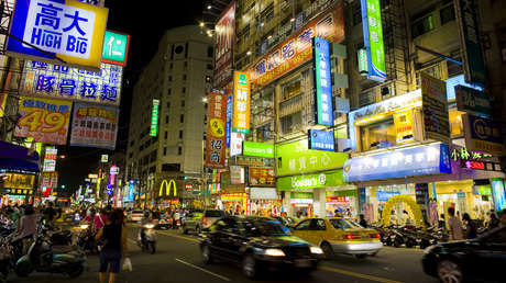 VIDEO: Un perro abandonado espera durante medio año a su dueño frente a un negocio