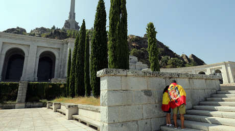 "Los inmigrantes intentan destruir España": El polémico video de un alcalde del PP imitando a Franco