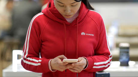 Huawei castiga a dos empleados por publicar un tuit en la cuenta de la empresa desde un iPhone