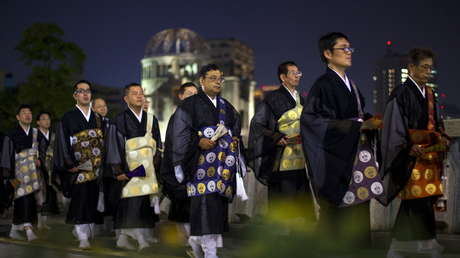 VIDEOS: Una multa vial lleva a monjes budistas a mostrar todo lo que pueden hacer vestidos de hábito