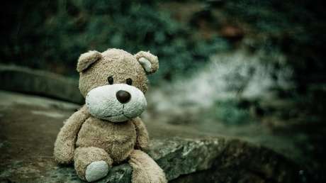 Una joven de EE.UU. cose y regala osos de peluche hechos con uniformes de policías caídos