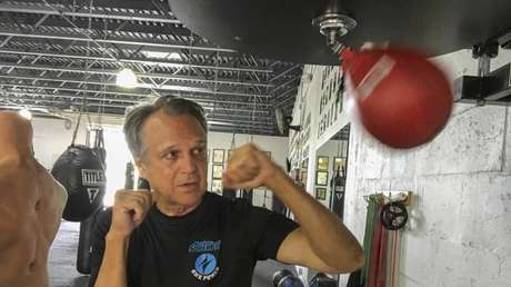 Intenta robarle el teléfono a un anciano, pero este resulta ser pentacampeón de 'kick boxing'