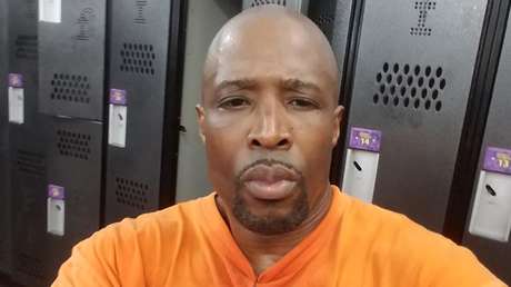 Un secuestrador persigue a una mujer hasta una escuela de karate y lamenta su decisión