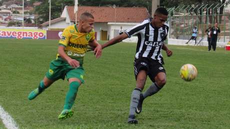 VIDEO: Joven futbolista no tolera que le humillen con un caño y reacciona de la forma más violenta