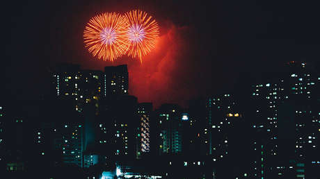 VIDEO: Un dron atraviesa un 'mar' de fuegos artificiales
