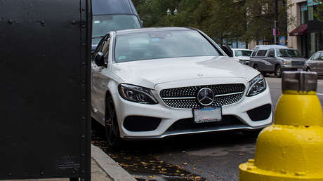 VIDEO: Planta cara a dos ladrones, recibe una puñalada, pero logra que no le roben su coche