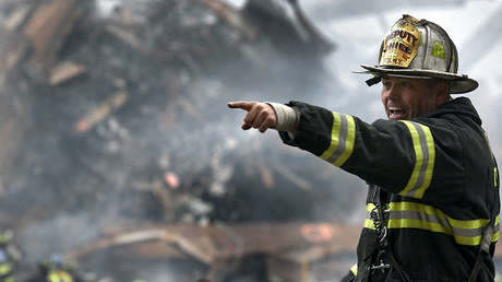 VIDEO: Rescatistas forman escalera humana para salvar a un bebé en incendio de un edificio