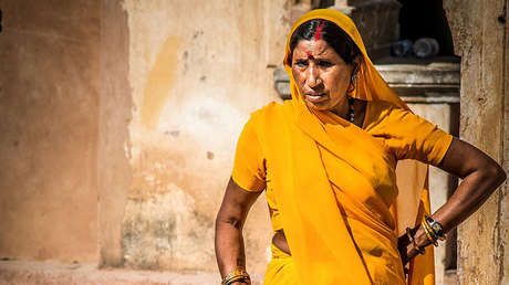 VIDEO: Una mujer sale casi ilesa tras ser arrollada por un camión mientras rezaba