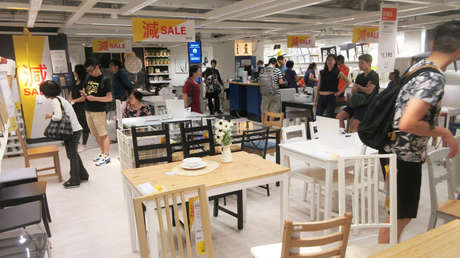 VIDEO: Una tienda de IKEA reproduce accidentalmente un video porno en una pantalla grande