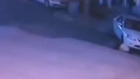 VIDEO: Un conductor muere atropellado por su propio auto en un extraño accidente