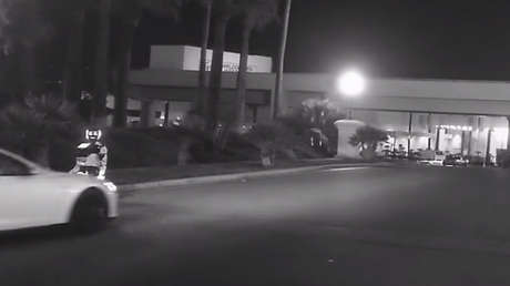 VIDEO: Un Tesla que iba en piloto automático 'mata' a un robot ruso en Las Vegas  