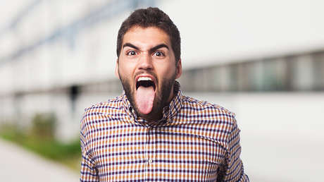 VIDEO: Policía busca a un hombre que se pasó tres horas lamiendo el timbre de una casa