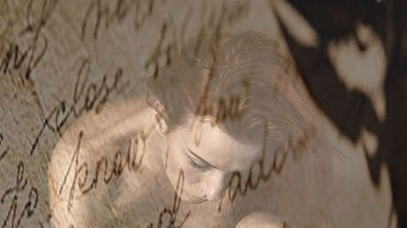 Buscan a una joven que confesó estar enamorada de su mejor amigo en una bolsa de basura de un avión