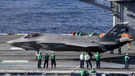 El jefe interino del Pentágono critica de manera grosera el programa de fabricación de cazas F-35