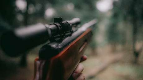 Se jacta de matar a un ciervo de forma ilegal en una 'app' de citas ante el hombre menos indicado