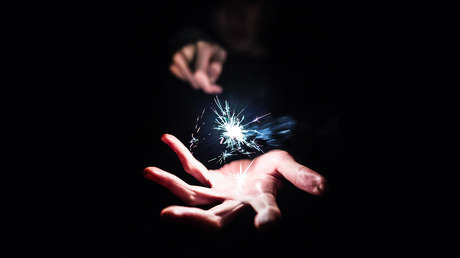 Como en Harry Potter: Dos jóvenes protagonizan una batalla de fuegos artificiales (VIDEO) 