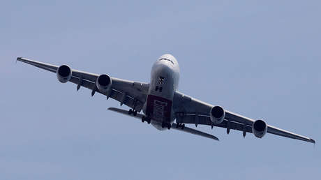VIDEO: El avión más grande del mundo desafía fuertes vientos al aterrizar en Reino Unido