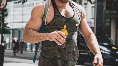 "Mi cuerpo es más vivo, energético, vibrante": Culturista remplaza la comida por orina en su dieta