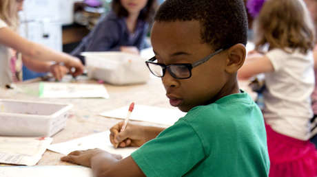 Suspenden en Sudáfrica a un profesor por una foto con sus alumnos blancos y negros separados