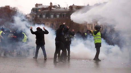 VIDEO: Policías usan gas lacrimógeno y cañones de agua contra los 'chalecos amarillos' en París
