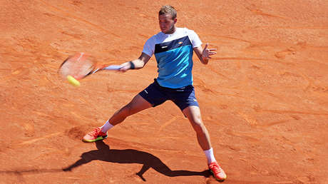 ¿El punto del año?: El tenista inglés Daniel Evans responde de espalda en el Abierto de Australia