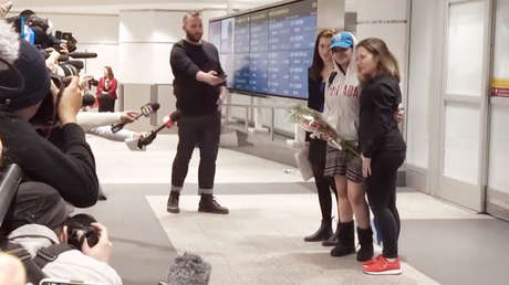 Con sonrisa y flores: La joven saudita que huyó de su familia llega a Canadá (VIDEO)