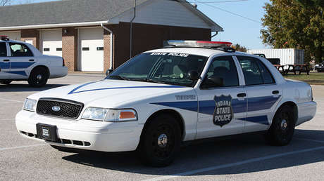 VIDEO: Un policía le dispara accidentalmente a una compañera en la espalda 