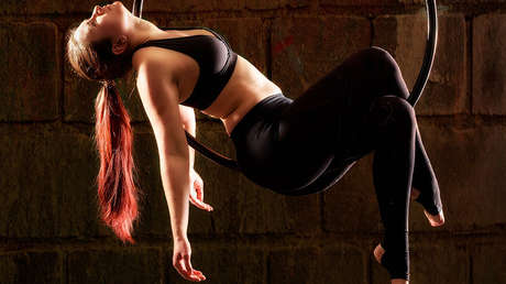 VIDEO: Acróbata argentina se hace una brecha en la nariz durante espectáculo callejero en Barcelona