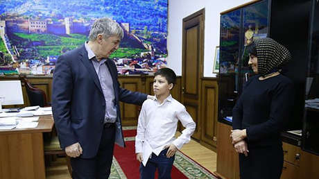 Un alcalde regala un piso a la familia de un niño que ayudaba a su madre a barrer las calles (FOTOS)