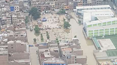 "Alerta sanitaria": Aguas residuales inundan un distrito en Perú (FOTOS, VIDEO)
