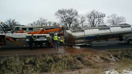 FOTOS: "Un río de chocolate" bloquea una carretera tras volcar una cisterna en Arizona