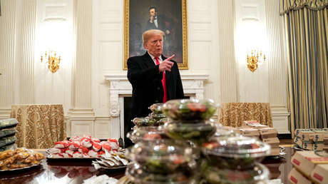 "La gran comida estadounidense": Trump da hamburguesas en una recepción y la Red se llena de memes