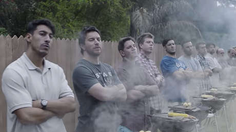 Cuchillas de afeitar y masculinidad tóxica: el anuncio que fracasa por dar "lecciones de moral"