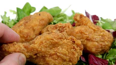 Acusan a KFC, McDonald's, Burger King y otras cadenas de causar miseria y dolor a millones de pollos