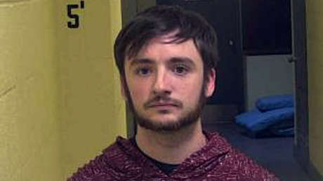 Asesina a su mujer, se hace pasar por ella y lo detienen por matar a sus suegros y su cuñado