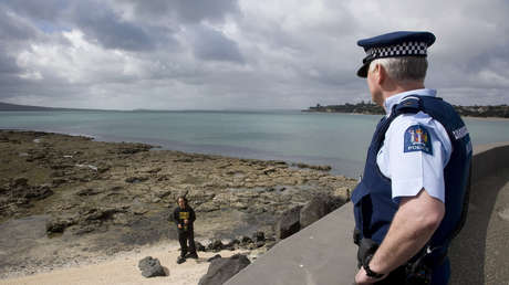 "Dañan el país": Piden expulsar de Nueva Zelanda a británicos por dejar basura en la playa (VIDEO)