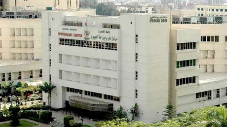 Una egipcia que se abrazó con su novio en público evita ser expulsada de la universidad