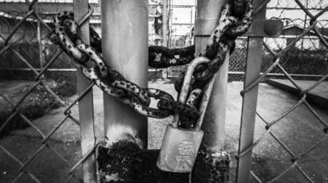 Video de un emiratí que enjaula inmigrantes por no apoyar a su selección indigna a la Red