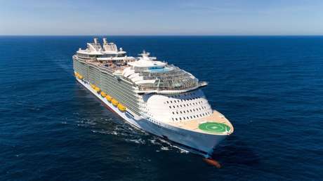 VIDEO: Hombre salta desde un crucero para hacer reír a sus amigos y le prohíben viajar de por vida