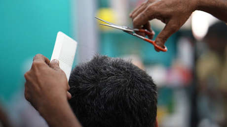 Dos hermanas en la India simularon ser varones para mantener a flote la barbería familiar