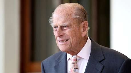 FOTO: Marido de la reina Isabel II conduce sin cinturón de seguridad 48 horas después del accidente