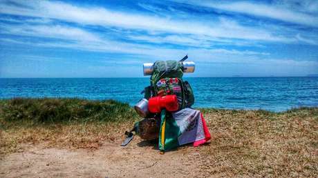 La increíble historia del mexicano que ha recorrido 40 países vestido como el Chapulín Colorado