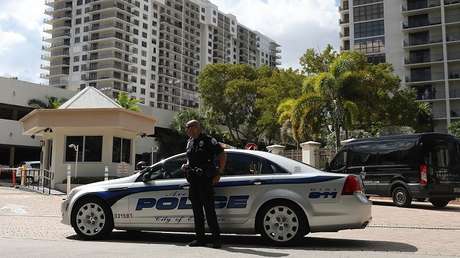 VIDEO: Una bebé de 2 años 'se entrega' a la Policía tras el arresto de sus padres